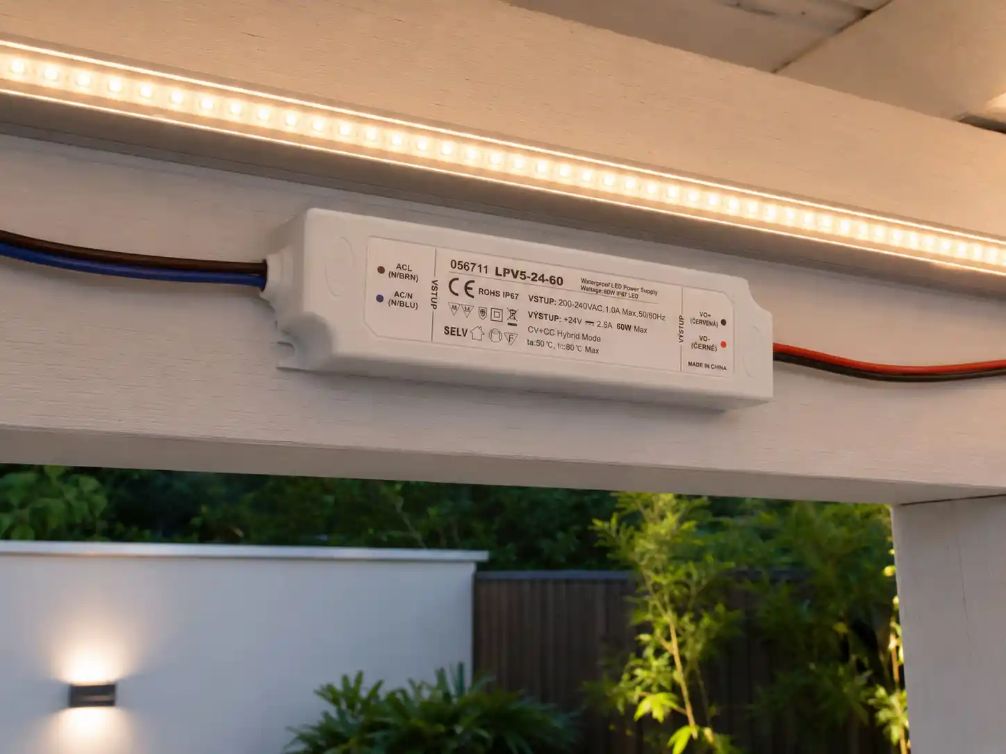 Výkon a doporučené zatížení voděodolného LED zdroje 24V 60W IP67 derating křivka pro venkovní LED instalace